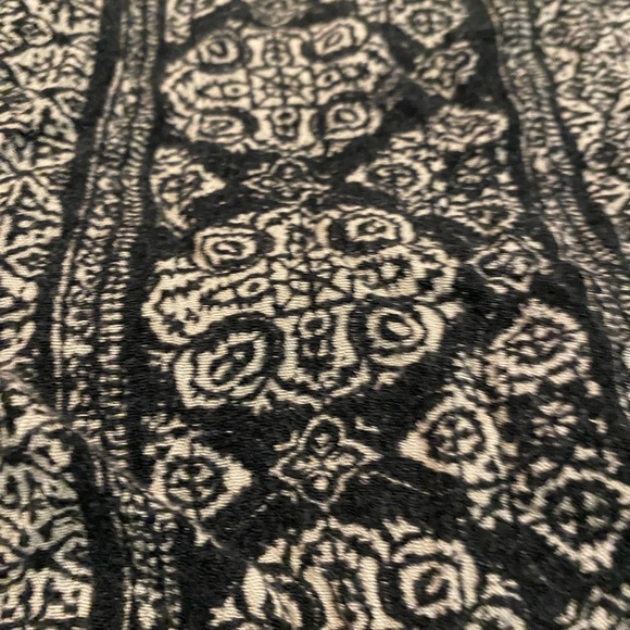 Gentle Fawn Black and White Asymmetrical Sleeveless Blouse - Picture 8 of 16